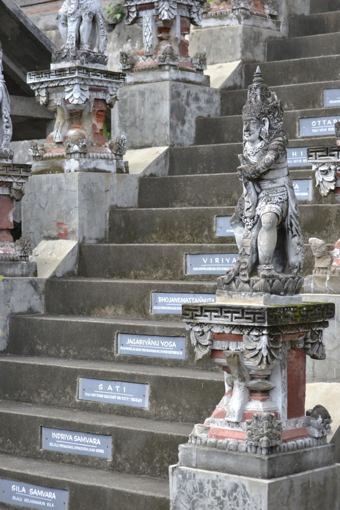 12 Steps in Buddhist Temple