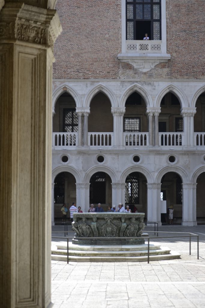 5-130831-d2-the-courtyard-of-the-doges-palace
